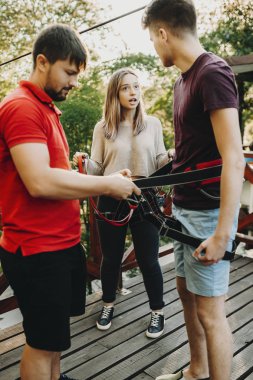Beyaz delikanlı onu yaparken bir teleferik işçisi tarafından donatılmış