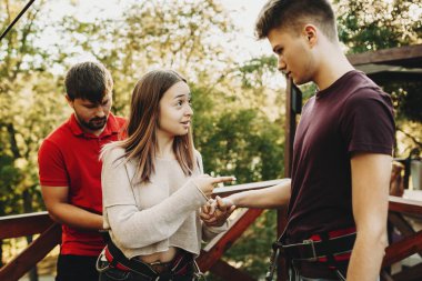 Genç güzel beyaz kadının equpeind ropeslide tarafından önce 
