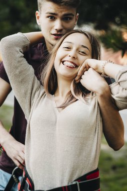 Güzel bir beyaz çift eğleniyor portresi yakın bei