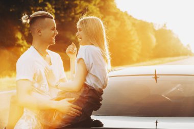 Yan görünüm portre sevimli genç çift kucaklayan ve 