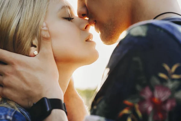 Close up ritratto di un carino giovane caucasico coppia bionda cercando — Foto Stock