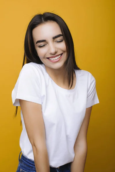 Porträt eines schönen attraktiven Mädchens, das mit geschlossenen Augen glücklich ist — Stockfoto