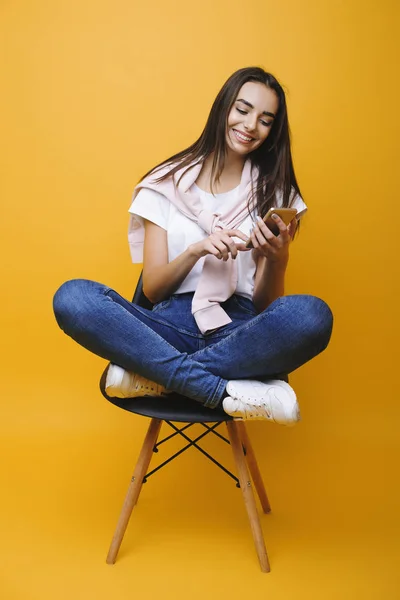 Ritratto di una bella giovane donna caucasica con scuro lungo hai — Foto Stock