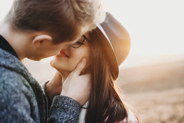 남자는 holdi 사랑 스러운 커플 키스의 측면 보기 초상화 — 스톡 사진