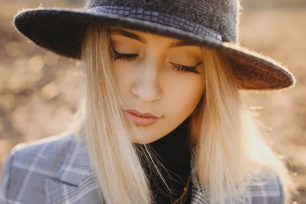 Retrato de cerca de una increíble mujer rubia con sombrero mirando — Foto de Stock