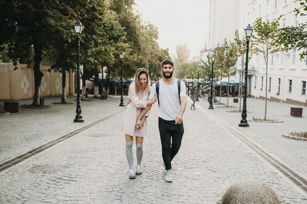 Retrato de larga duración de una hermosa pareja caminando por la calle — Foto de Stock