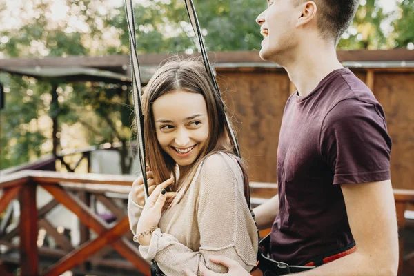 Härlig ung kaukasiska par ha kul skrattar samtidigt som wh — Stockfoto