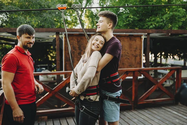 Vackra unga par embracing och och ler innan repet sli — Stockfoto