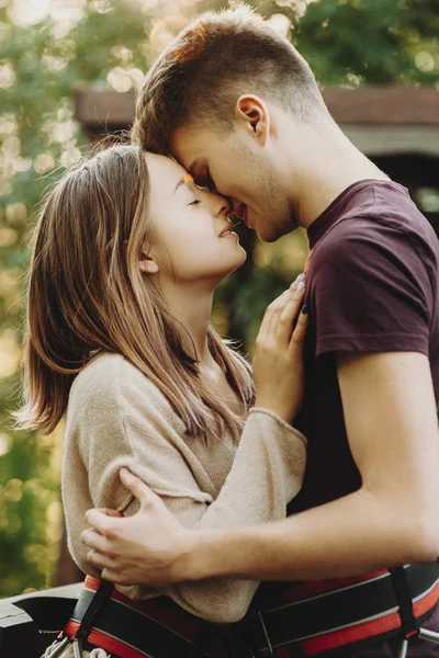 Närbild porträtt av en fantastisk par omfamnar och kysser wit — Stockfoto
