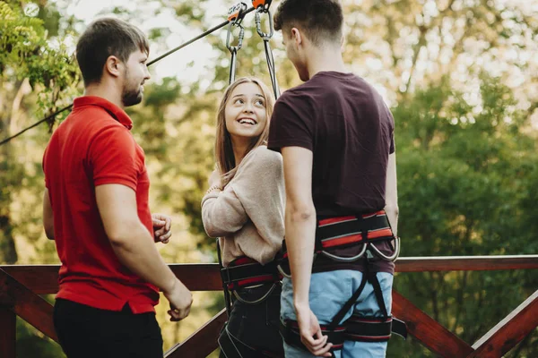 Unga vackra paret utrustas innan repet Skjut samtidigt flicka — Stockfoto