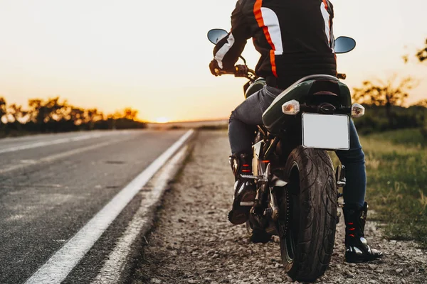 Vista trasera de la motocicleta en el lado de la carretera, mientras que la bicicleta i — Foto de Stock