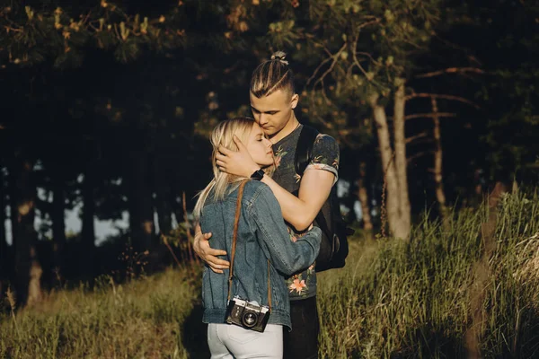 Retrato de una hermosa pareja caucásica abrazándose contra un frente — Foto de Stock