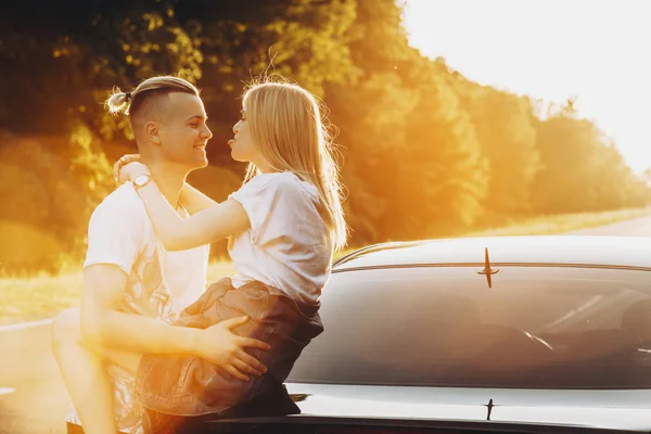 Schöne junge blonde Frau hat Spaß mit ihrem Freund, während — Stockfoto