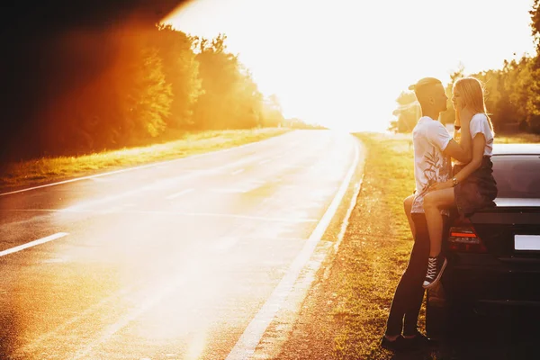 Longitud completa pareja abrazando mientras chica es sentado en la espalda o — Foto de Stock