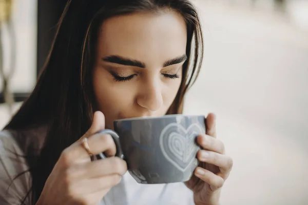Прекрасна молода жінка студент п'є чашку кави після уроку — стокове фото