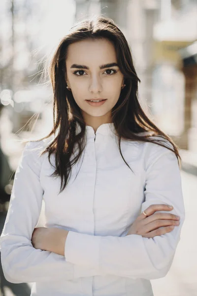 Selbstbewusste, elegante Frau, die ernst in die Kamera blickt — Stockfoto