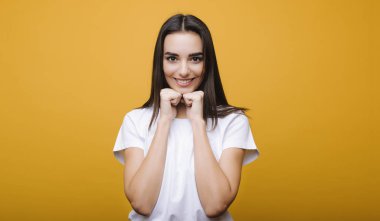 Kamera SMI arayan bir güzel yetişkin beyaz kadın portresi