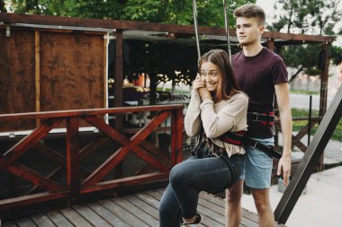 Genç beyaz kadın görünümlü büyüleyici onun dudakları b ısırma korkuttu