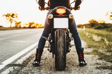 Ürün git önce onun motosiklet üzerinde oturan bir bisikletçinin arkadan görünüm