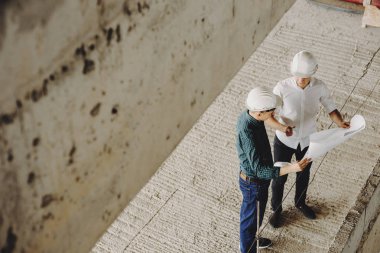 Plan proje inşaat için gösterilen genç mimar 