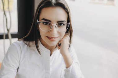 Onun ofisinde oturup bir güzel genç iş kadını portresi 