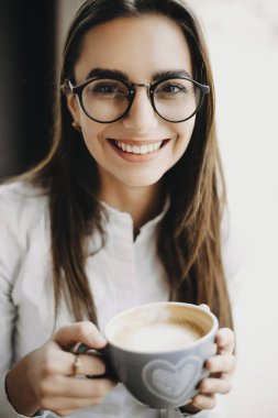 Bir güzel beyaz kadın blogger nedir portre kadar kapatın