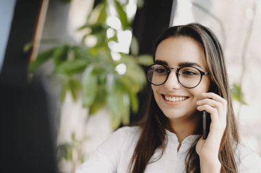 Ben giyinmiş bir güzel genç beyaz iş kadın portresi