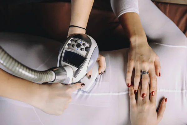 Händerna på en kosmetolog som gör anti celluliter skönhetsbehandlingar — Stockfoto