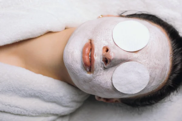 Pandangan Atas Wanita Muda Melakukan Topeng Jerawat Sebuah Salon Spa — Stok Foto