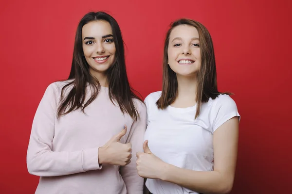 Két gyönyörű fiatal barátnői vonzó mutatja, hogy minden a g — Stock Fotó
