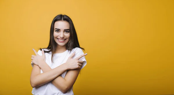 Bella giovane ragazza attraente con lunghi capelli scuri guardando c — Foto Stock