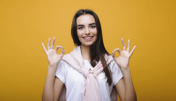 Erstaunliche junge Europäerin mit dunklen langen Haaren, die auf die Kamera schaut — Stockfoto