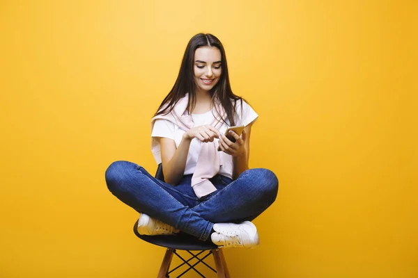 Incredibile giovane donna caucasica con i capelli lunghi scuri seduto su un c — Foto Stock