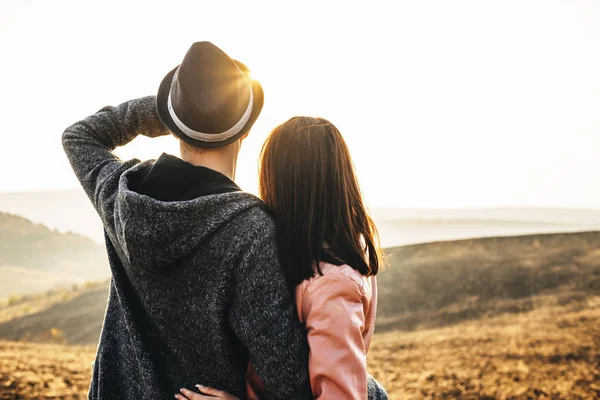 Vista trasera de una pareja abrazadora que están viajando explorando ne — Foto de Stock