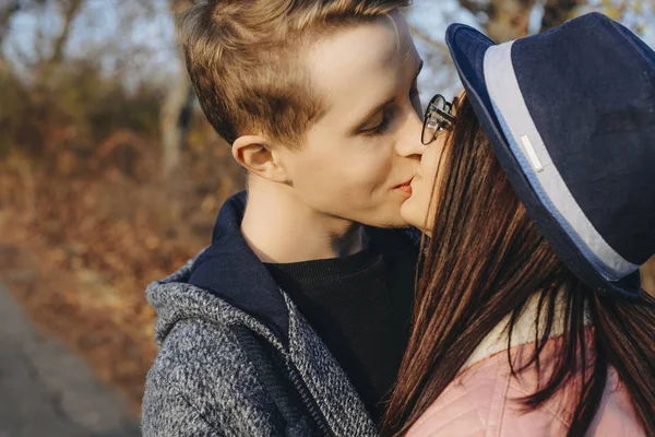 Vista laterale ritratto di una giovane coppia caucasica carino baciare out — Foto Stock