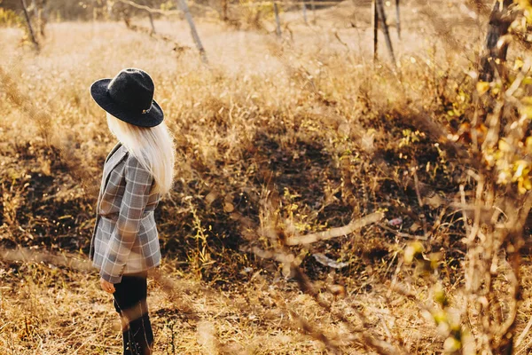 Back view of a young female adventurer which is looking at sunse — Stock Photo, Image