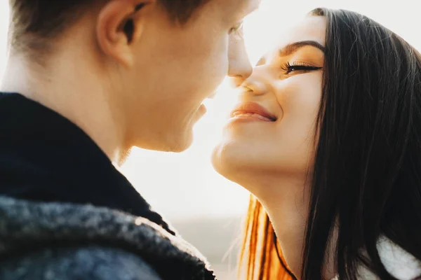 Sidovy närbild porträtt av charmiga Europeiska par försöker t — Stockfoto