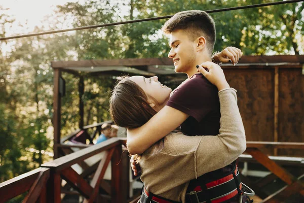 Bonito jovem casal caucasiano se divertindo abraçando e sorrindo — Fotografia de Stock