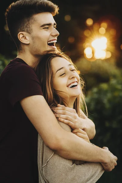 Incroyable charmant caucasien femme rire être heureux tandis que est e — Photo