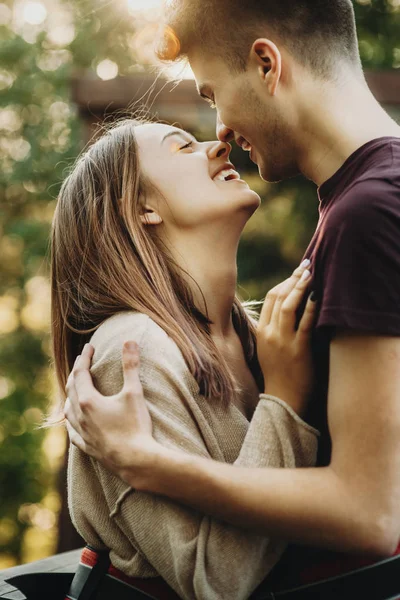 Side view portrait of a amazing couple embracing and having fun — Stock Photo, Image