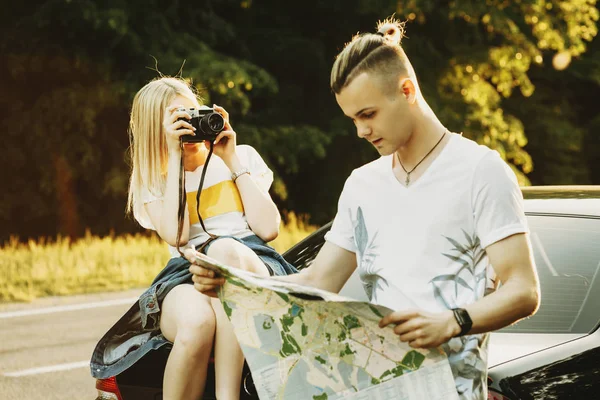 Bionda giovane ragazza seduta sul retro della macchina fotografare h — Foto Stock