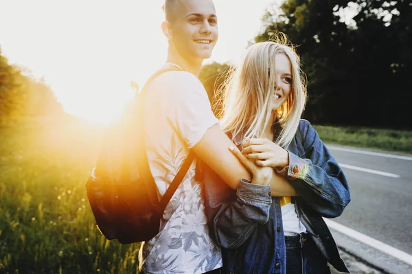 Charmante aantrekkelijke blonde vrouw op zoek weg in de buurt van de weg-smil — Stockfoto