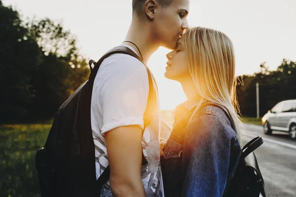 驚くべきカップルを受け入れる男はキスしながらのサイド ビュー肖像画 — ストック写真