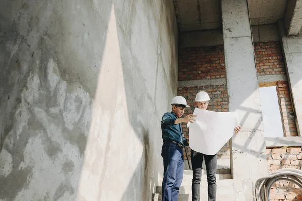 Genç mimar th üzerinde çalışmaları nasıl gidiyor onun sahibine gösterilen