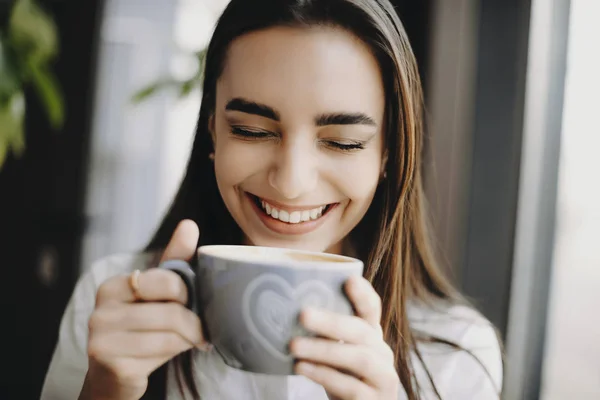 Retrato de una increíble mujer de negocios riendo con los ojos cerrados w — Foto de Stock