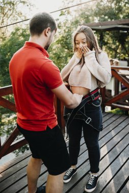 Güzel beyaz kadın bir ip sli ile donatılmış iken korkuyor