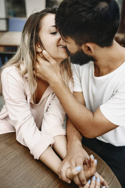 Retrato Una Atractiva Pareja Caucásica Cogida Mano Sentada Restaurante Mientras —  Fotos de Stock