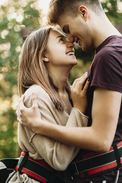 Porträt eines erstaunlichen Paares, das sich umarmt und lacht — Stockfoto