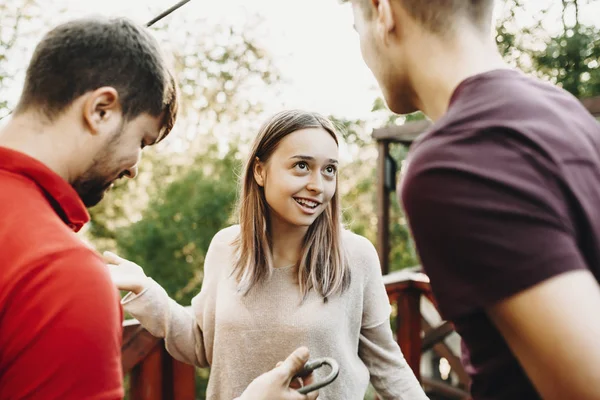 Cute Kaukaski Dziewczyna Rozmawia Chłopakiem Będąc Wyposażone Przez Pracownika Zipline — Zdjęcie stockowe