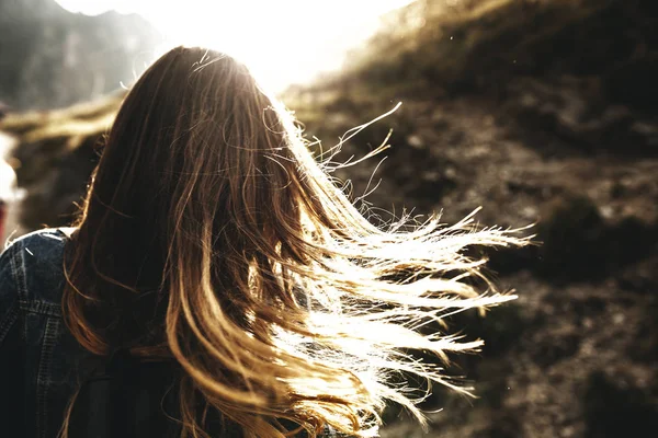 Oigenkännlig Tillbaka Syn Kvinnlig Långt Hår Brunt Leker Solen Facklor — Stockfoto